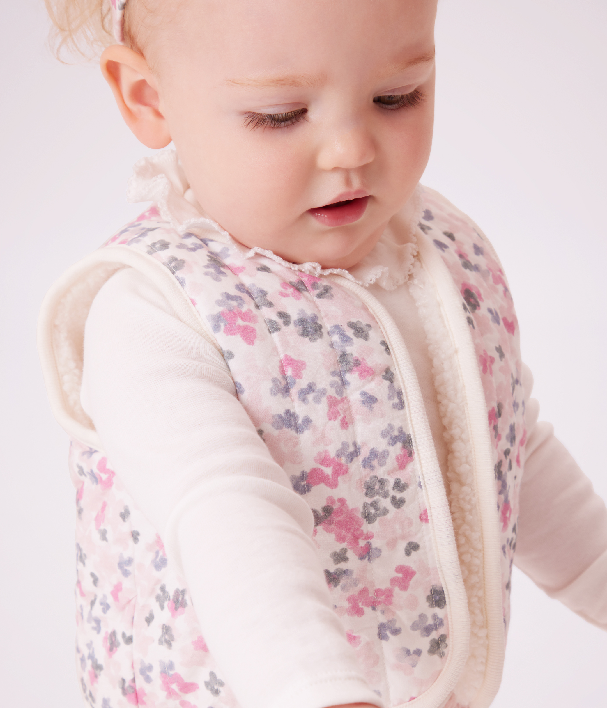 Babies' plain velour trousers with an embroidered back pocket