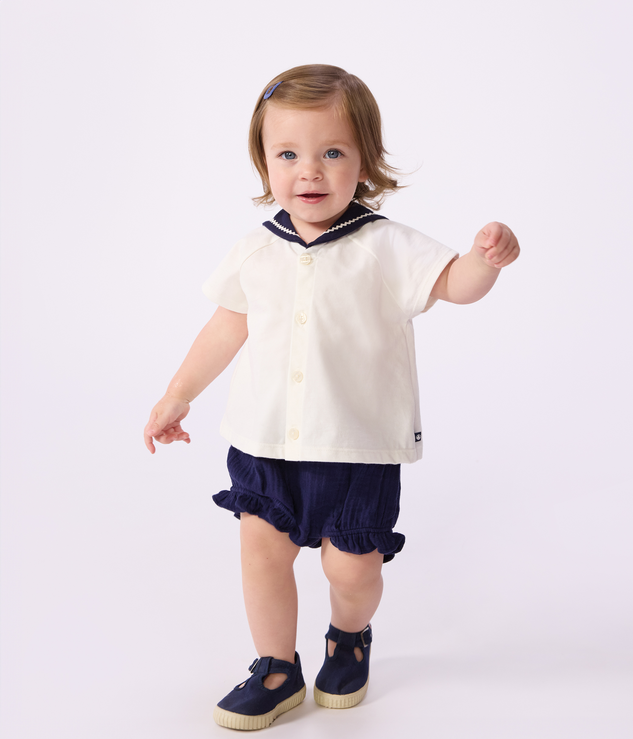 ifBabies' 2-piece cotton outfit, the T-shirt top has a sailor collar
