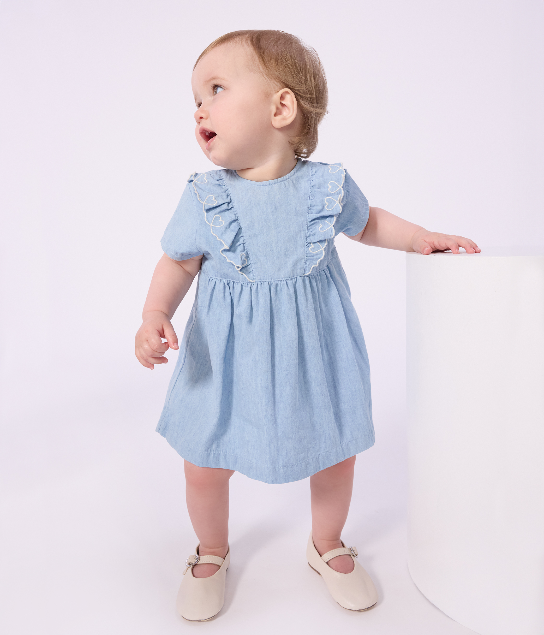 Babies' short-sleeved cotton dress in chambray, embroidered with hearts
